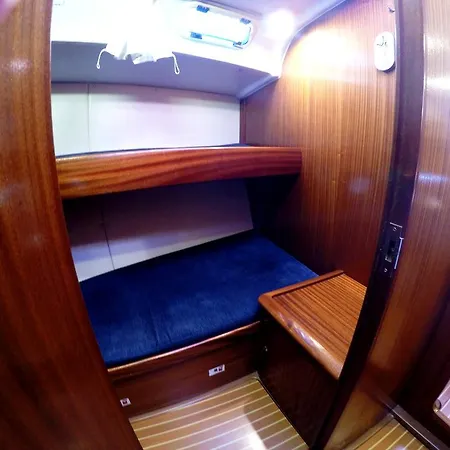 Dream On The Boat Bed & Breakfast