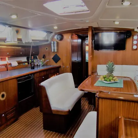 Dream On The Boat Bed & Breakfast *